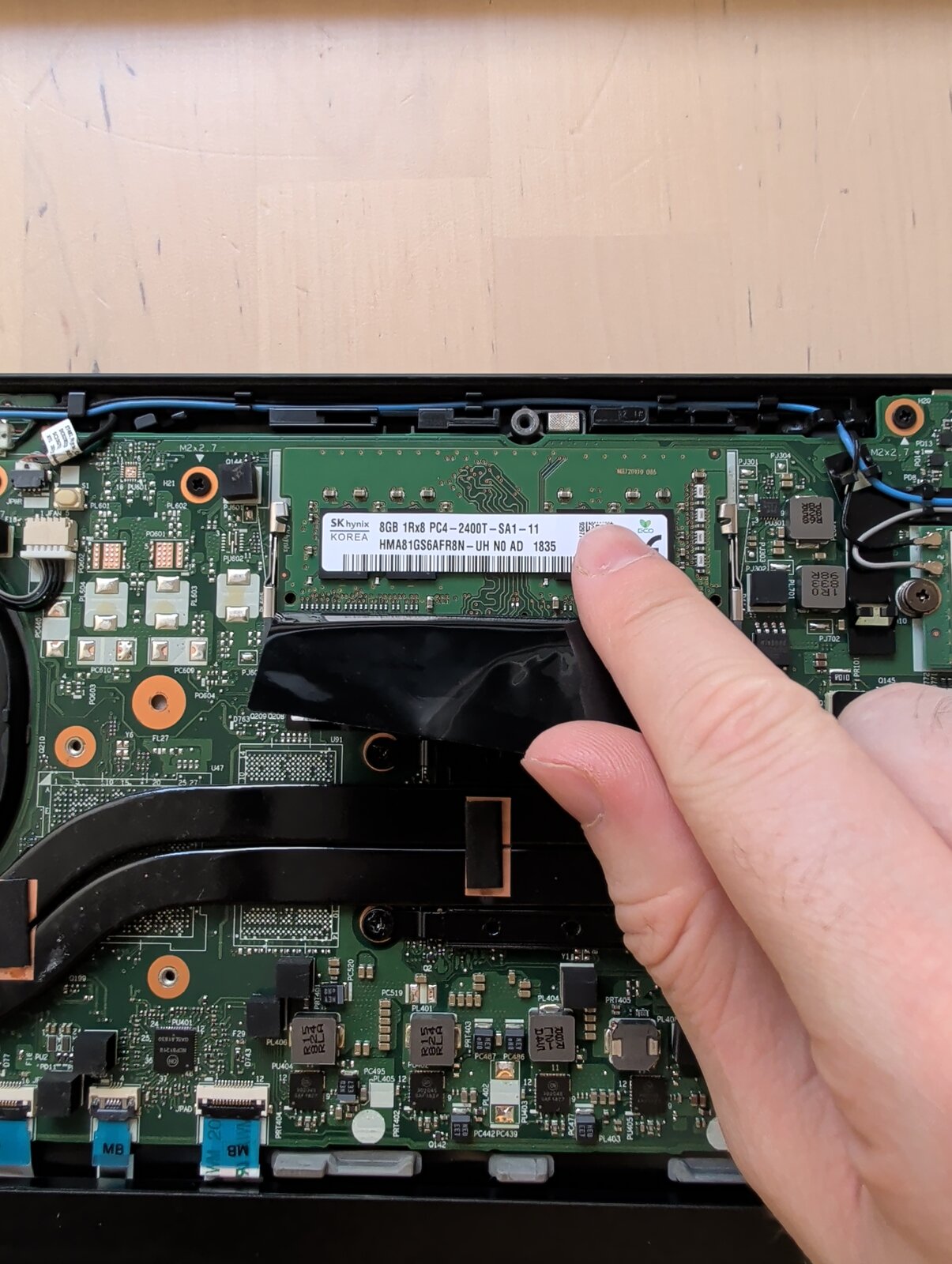 A single SK hynix 8GB DDR4 SODIMM seated in the laptop's only memory slot