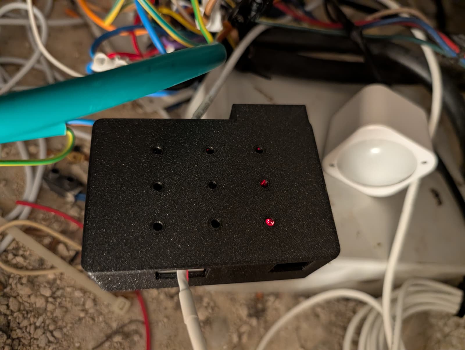 The sealed box in the attic, LEDs through the vents
